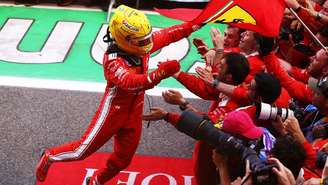 Hamilton conquista primeira vitória com a Ferrari 