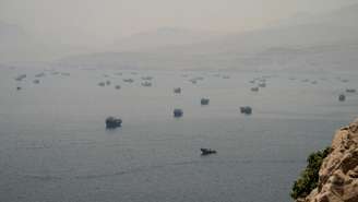 Navios ancorados no Estreito de Ormuz, vistos de Musandam, Omã, em 11 de junho de 2026.