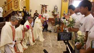 Autoridades da igreja Católica se ajoelharam e pediram desculpas a famílias peruanas