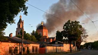 Fumaça em igreja após um ataque aéreo em Kharkiv, em 10 de junho de 2026 (imagem ilustrativa).