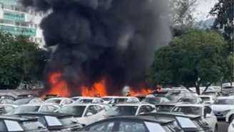 Helicópteros caíram após colidirem no ar no Rio de Janeiro e provocaram incêndio em estacionamento
