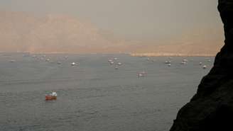 Embarcações no estreito de Ormuz, vistas de Musandam, em Omã