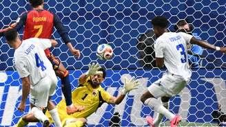 O goleiro Vozinha foi eleito o melhor jogador em campo no empate de Cabo Verde com a Espanha..
