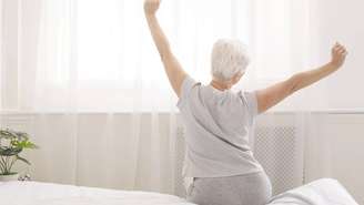 Entre pessoas com mais de 60 anos, a forma como o dia começa pode influenciar diretamente saúde, autonomia e bem-estar ao longo dos anos – depositphotos.com / Milkos