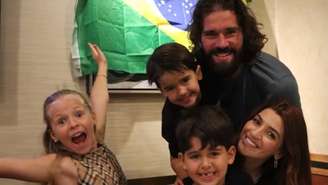 Alisson Becker, goleiro da Seleção, surge em momento raro com os três filhos em aniversário nos EUA