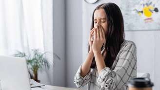 A rinite é uma condição frequente que afeta as vias aéreas superiores e interfere diretamente na qualidade de vida de crianças, adultos e idosos – depositphotos.com / AndrewLozovyi