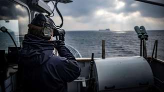 O navio de patrulha HSwMS Carlskrona acompanha um navio cargueiro perto do litoral da Suécia, como parte da missão da Otan Sentinela do Báltico