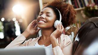 Descubra como apenas 15 minutos da sua música favorita por dia podem reduzir o estresse, aliviar a ansiedade e ativar as áreas do seu cérebro