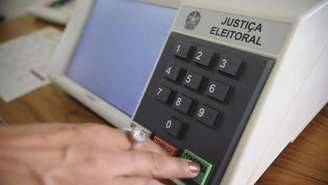 Análise profunda expõe os riscos institucionais e os desafios urgentes para a integridade democrática nas complexas eleições de 2026