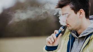 Pesquisadores descobriram que os compostos químicos usados para dar refrescância ao vape aumentam o risco de arritmias graves