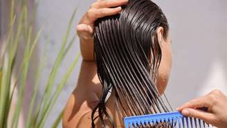 Veja o efeito de dormir com o cabelo molhado no frio