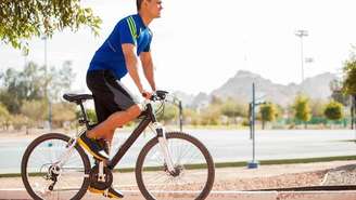 Entre as inúmeras formas de se movimentar, caminhada, ciclismo e natação aparecem com frequência nas recomendações de médicos, fisiologistas do exercício e cardiologistas – depositphotos.com / tonodiaz