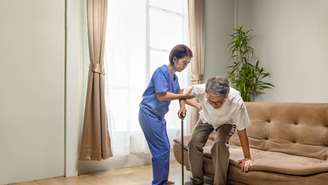 A sarcopenia é uma condição de saúde que se caracteriza pela perda progressiva de massa muscular, força e desempenho físico, com maior frequência em pessoas idosas – depositphotos.com / toa55