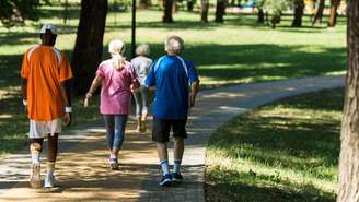 A caminhada regular tem sido cada vez mais recomendada para pessoas com mais de 70 anos como uma forma simples e acessível de cuidar da saúde – depositphotos.com / AndrewLozovyi