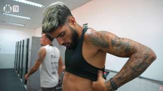 Yuri Alberto,do Corinthians, com colete usado pelos jogadores | Foto: Reprodução/Corinthians TV