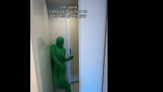 Vídeo mostra pessoa vestida em roupa de chroma key e diverte nas redes sociais.