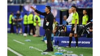 O técnico do Irã, Amir Ghalenoei, reage durante o jogo contra Nova Zelândia no Los Angeles Stadium, Inglewood, Califórnia, EUA,15 de junho de 2026