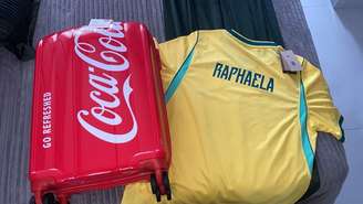 Quando o kit da Coca-Cola chegou, Raphaela entendeu que ela não iria à Copa do Mundo