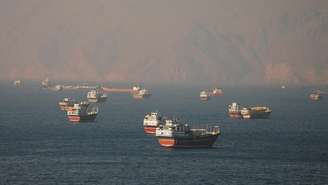 Navios parados no Estreito de Ormuz, vistos de Musandam, Omã, em 15 de junho de 2026.