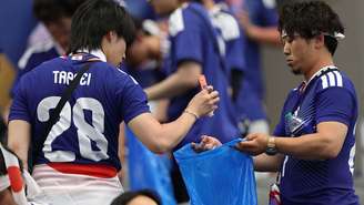 Torcedores do Japão permaneceram nas arquibancadas para recolher o lixo após partida da Copa do Mundo