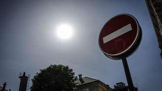 Esta fotografia, tirada em Paris, mostra o sol brilhando acima de uma placa durante a onda de calor precoce. Em 25 de maio de 2026.