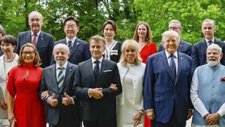 Líderes do G7 e países convidados participam de jantar de gala da cúpula de Évian. Na frente, Luiz Inácio Lula da Silva (à esq.) e Janja da Silva posicionam-se ao lado de Emmanuel Macron e Brigitte, Donald Trump e Narendra Modi. (16/06/2026)