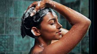 Descubra o que é o shampoo em pó, suas vantagens em relação ao líquido tradicional e como ele limpa profundamente os fios sem agredir