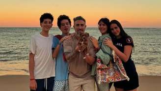 Marcos Mion celebra 47 anos ao vivo com a presença dos três filhos e da esposa