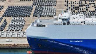 **Carros fabricados na China são vistos antes de serem embarcados em um navio cargueiro com destino à Europa, em um porto de Yantai, na província de Shandong, no leste da China, em 11 de junho de 2026.