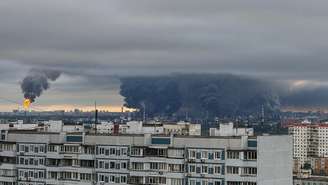 Densas colunas de fumaça com chamas se elevam de uma refinaria de petróleo, em Moscou, após o que as autoridades russas afirmam ser um ataque de drone ucraniano. 18 de junho de 2026