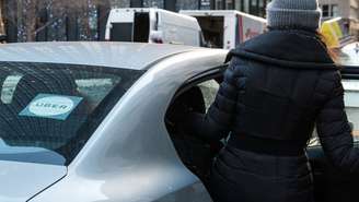 Confira a lista dos objetos mais inusitados e bizarros esquecidos pelos usuários da Uber em 2026. De comida a itens médicos, veja o ranking