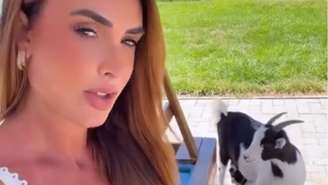 Nicole Bahls com a cabrita batizada como Leo Dias