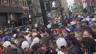 Diversas pessoas aguardam chegada de elenco do Knicks campeão do NBA Finals em Nova York 