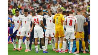 Harry Kane, da Inglaterra, joga água no rosto durante uma pausa para hidratação no jogo contra a Croácia, no Estádio de Dallas, Arlington, Texas, EUA, em 17 de junho de 2026