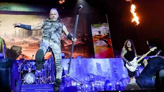 Bruce Dickinson e Steve Harris durante show do Iron Maiden em 2023