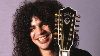 O guitarrista Slash, do Guns N' Roses, na década de 1990