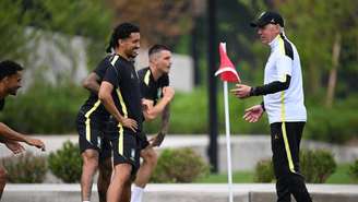 O treinador Carlo Ancelotti conversa com jogadores durante um treino para enfrentar o Haiti, em 18/06/2026.