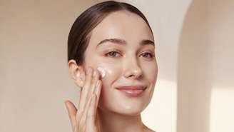Especialista esclarece mitos comuns sobre hidratação, oleosidade e proteção solar na rotina de skincare