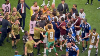 Jogadores do Catar e Canadá brigam após jogo