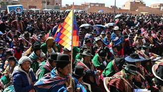 Reunião de líderes dos "Ponchos Vermelhos" para discutir o futuro dos protestos que já duram mais de seis semanas em Tilata, departamento de La Paz, Bolívia, em 18 de junho de 2026.