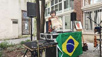 O DJ e livreiro brasileiro Anderson Vital, também conhecido como DJ sabiá, criador do espaço cultural Sabiá Arte & Cultura, que toca em sua primeira Festa da Música em Paris em 2026.