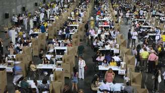 Colombianos residentes na Espanha votam no segundo turno da eleição presidencial da Colômbia, no pavilhão da Casa de Campo, em Madri, em 21 de junho de 2026.