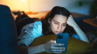 Segundo um novo relatório, as pessoas estimam que mais de um terço do tempo gasto em seus celulares ocorre sem um objetivo claro