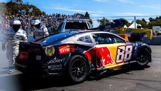 Carro de Connor Zilisch sendo retirado após o acidente.