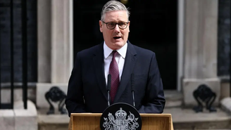 Keir Starmer renunciou em pronunciamento na manhã desta segunda-feira