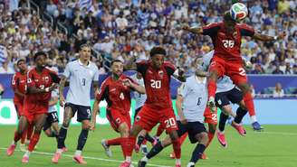 A zaga de Cabo Verde afasta uma jogada ofensiva do Uruguai no jogo disputado neste domingo (21/06) em Miami.
