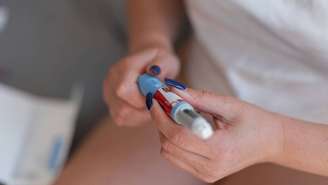 Medicamentos, cirurgia bariátrica, procedimentos endoscópicos, nutrição e atividade física compõem o novo modelo multidisciplinar de tratamento da obesidade – depositphotos.com / alonesdj