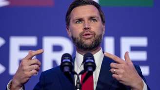 O vice-presidente dos EUA, JD Vance, fala com repórteres após negociações entre os Estados Unidos e o Irã. Na Base Aérea de Emmen, em Emmen, Suíça, em 22 de junho de 2026.