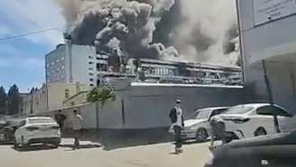 Fumaça sobe de uma instalação industrial após um ataque ucraniano, segundo o governador local, em Voronezh, na Rússia, em 22 de junho de 2026, nesta imagem extraída de um vídeo publicado nas redes sociais.