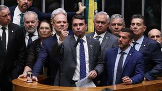 Senador Flávio Bolsonaro discursa pedindo CPMI do Banco Master durante Sessão do Congresso Nacional para analisar vetos parciais à Lei de Diretrizes Orçamentárias (LDO) de 2026.